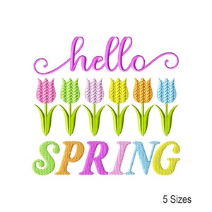 Op de afbeelding: Een geborduurd ontwerp met het woord "hello" in cursief boven een rij kleurrijke tulpen. Onder de tulpen staat het woord "SPRING" in verschillende kleuren. Het ontwerp staat op een witte achtergrond, met de tekst "5 Sizes" onderaan.