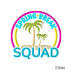 Puede incluir: Parche bordado con las palabras "SPRING BREAK SQUAD" en turquesa, enmarcado por un círculo rosa y amarillo. Dos palmeras están en el centro, sobre un diseño de playa arenosa. Disponible en 5 tamaños.