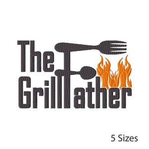 Puede incluir: Diseño bordado con el texto "The Grillfather" en gris oscuro, una silueta de tenedor y cuchara, y llamas naranjas y amarillas. El texto "5 tamaños" está debajo.