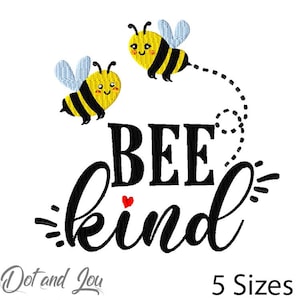 Può includere: Un design stravagante con due api dei cartoni animati a strisce gialle e nere e ali azzurre. La frase "BEE kind" è scritta in un carattere giocoso con un cuore rosso. Il design è su sfondo bianco.