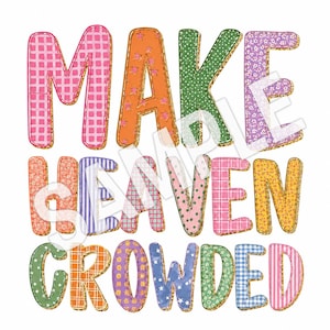 Op de afbeelding: Een grafisch ontwerp met de tekst MAKE HEAVEN CROWDED in drie rijen. Elke letter is weergegeven in een opgeblazen, stofachtige stijl met diverse kleurrijke patronen zoals ruitjes, bloemen, stippen en sterren, omlijnd met een gouden rand.