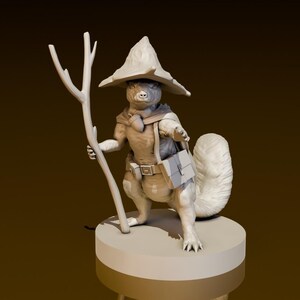 Peut inclure: Une figurine blanche d'un écureuil portant un chapeau pointu et tenant un bâton. L'écureuil porte une ceinture et a une poche sur le côté. La figurine est debout sur une base ronde.