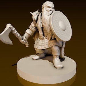 Puede incluir: Una figura en miniatura de un guerrero enano con una larga barba blanca, que lleva una túnica de cota de malla y sostiene un hacha grande y un escudo redondo. El enano lleva una capa y tiene un pequeño animal en su hombro.