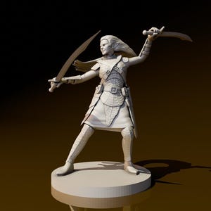 Puede incluir: Una figurita blanca pintada de un guerrero elfo sosteniendo dos espadas. El elfo lleva armadura y falda. La figurita está de pie sobre una base redonda.