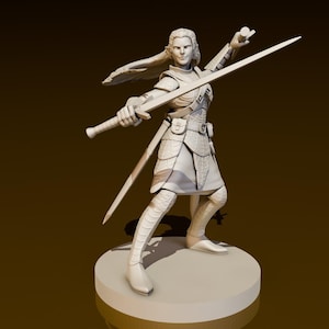 Può includere: Una statuetta in miniatura dipinta di bianco di una guerriera che tiene una spada in una posa di combattimento. La statuetta è in piedi su una base rotonda.