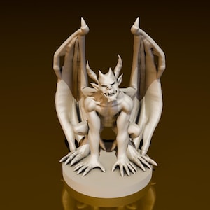 Puede incluir: Una escultura detallada de una gárgola con grandes alas, cuernos y dientes afilados. La figura está en posición agachada sobre una base circular. La escultura es de color beige claro.