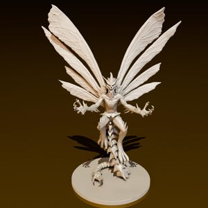 Puede incluir: Una criatura alada esquelética blanca con una larga cola segmentada. La criatura tiene un cuerpo humanoide y está posada con sus alas extendidas y sus brazos levantados. La criatura está de pie sobre una base redonda.