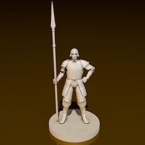 Puede incluir: Una figurita de plástico blanco de una persona con armadura y sosteniendo una lanza. La figurita está de pie sobre una base redonda.
