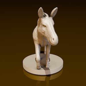 Puede incluir: Una figurita de burro de cerámica blanca de pie sobre una base redonda. El burro está mirando hacia adelante con la cabeza ligeramente inclinada hacia abajo. La figurita es una representación simple y realista de un burro.