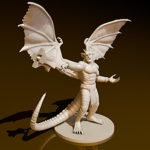 Könnte beinhalten: Eine weiß bemalte Miniaturfigur eines drachenartigen Wesens mit Flügeln, einem Schwanz und einem menschenähnlichen Oberkörper. Das Wesen hält ein Schwert in seiner rechten Hand und hat einen grimmigen Gesichtsausdruck.