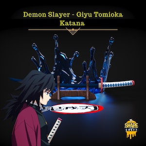 Puede incluir: Una katana, la espada Giyu Tomioka de Demon Slayer, se exhibe sobre un soporte de madera. La espada tiene una hoja azul, un mango blanco y azul y una guarda roja. La imagen incluye un personaje del anime y el texto "Demon Slayer - Giyu Tomioka Katana".