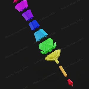 Pu&ograve; includere: Una spada arcobaleno realizzata con pezzi di plastica stampati in 3D. La spada &egrave; assemblata in uno stack verticale, con la punta della spada in alto e l'impugnatura in basso. I pezzi sono etichettati "Made by ShapeCraft3D".