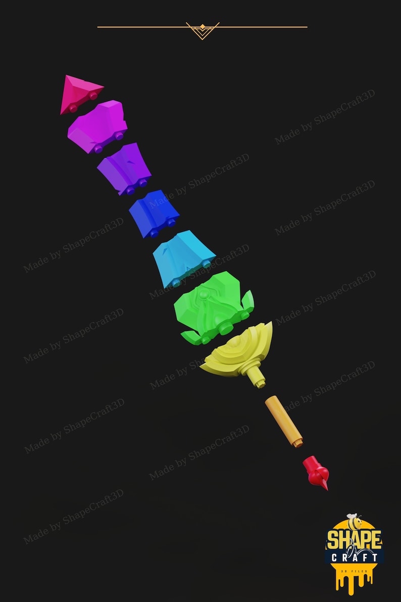 Pu&ograve; includere: Una spada arcobaleno realizzata con pezzi di plastica stampati in 3D. La spada &egrave; assemblata in uno stack verticale, con la punta della spada in alto e l'impugnatura in basso. I pezzi sono etichettati "Made by ShapeCraft3D".