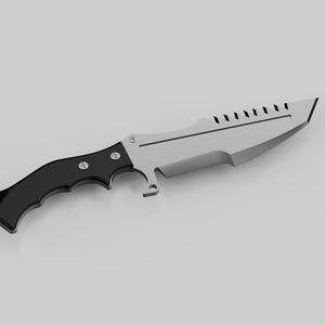 Puede incluir: Un cuchillo plateado con mango negro. La hoja tiene un borde dentado y un agujero cerca del mango.