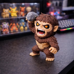 Puede incluir: Figura marrón y beige de un personaje enfadado, sosteniendo una roca gris sobre su cabeza. La figura tiene ojos naranjas y la boca abierta. Otras figuras son visibles en el fondo.