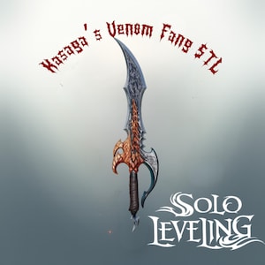 Puede incluir: Una espada de fantasía con una hoja curva, con un diseño plateado y bronce. La empuñadura está envuelta en material marrón oscuro. El texto en la imagen dice "Kasaga's Venom Fang STL" y "Solo Leveling".