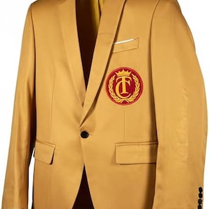 Könnte beinhalten: Senfgelber Blazer mit fallendem Revers, Ein-Knopf-Verschluss und Brustaufnäher. Er hat zwei Vordertaschen und drei Knöpfe an jeder Manschette. Das Innenfutter ist gelb.