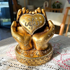 Door Allah geschreven biddende hand in hartvorm beeldje, islamitisch tafelstuk, decor moslim | Islamitisch tafeldecor