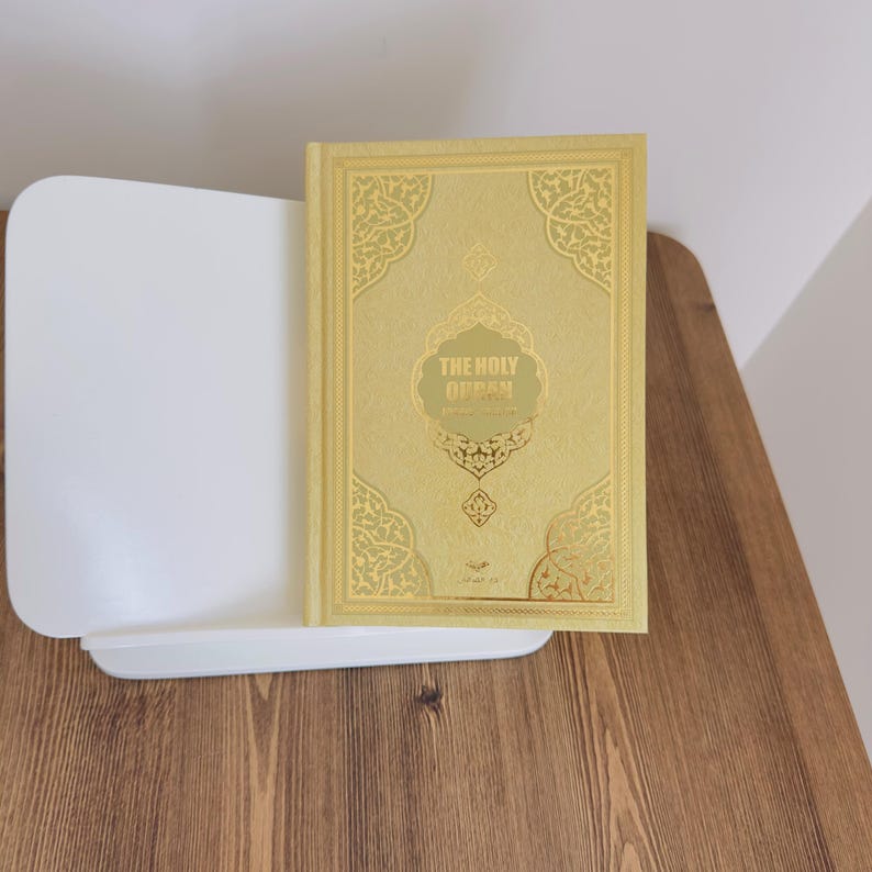 English Translation Quran: Islamic Gift, Holy Quran with Audio QR Code. Thermo Leather Hardcover Gold