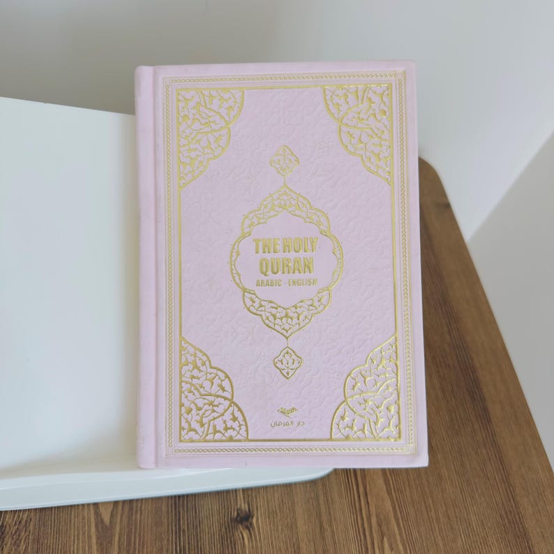 English Translation Quran: Islamic Gift, Holy Quran with Audio QR Code. Thermo Leather Hardcover Pink