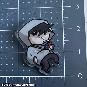 Op de afbeelding: Een witte keramische mok met een zwarte handgreep en de tekst "But First, Coffee" in een vetgedrukte, zwarte letter. De mok staat tegen een vage achtergrond. De mok is ongeveer 10 cm hoog.