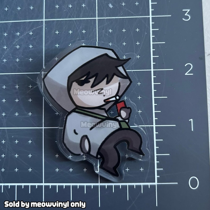 Op de afbeelding: Een witte keramische mok met een zwarte handgreep en de tekst "But First, Coffee" in een vetgedrukte, zwarte letter. De mok staat tegen een vage achtergrond. De mok is ongeveer 10 cm hoog.