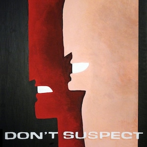 Op de afbeelding: Een zwart-witte poster met een rood en roze silhouet van twee mensen die elkaar aankijken. De tekst op de poster luidt "VERMOED GEEN VRIEND, MELD HEM".