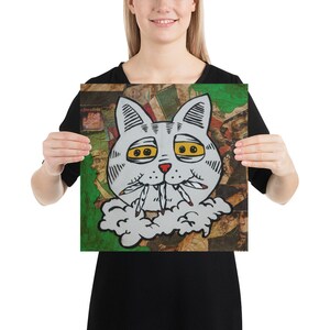 以下が含まれることがあります： 大きな丸い目で大きく笑った白い漫画の猫が描かれています。猫は口に巻かれたタバコをいくつかくわえており、口と鼻から煙が出ています。背景はカラフルで質感のある紙のコラージュです。