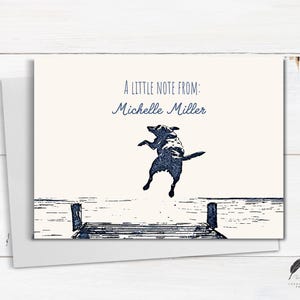 Tarjeta personalizada con perro saltando del muelle / Nota con nombre personalizado / Tarjeta divertida de playa costera / Papelería de agradecimiento para perros / Sobres para tarjetas