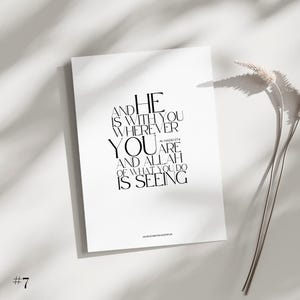 Puede incluir: Impresi&oacute;n tipogr&aacute;fica en blanco y negro con la cita "AND HE IS WITH YOU WHEREVER YOU ARE AND ALLAH OF WHAT YOU DO IS SEEING" con la referencia b&iacute;blica "AL-HADID 57:4".