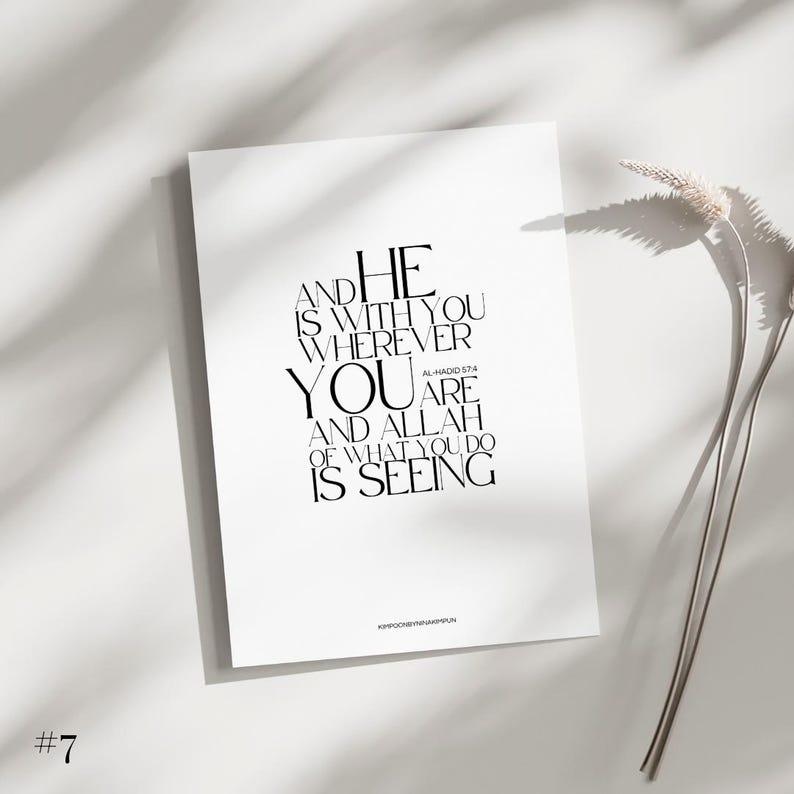 Puede incluir: Impresi&oacute;n tipogr&aacute;fica en blanco y negro con la cita "AND HE IS WITH YOU WHEREVER YOU ARE AND ALLAH OF WHAT YOU DO IS SEEING" con la referencia b&iacute;blica "AL-HADID 57:4".