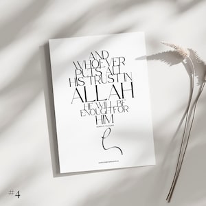 Puede incluir: Impresi&oacute;n tipogr&aacute;fica en blanco y negro con el texto "Y quienquiera que ponga toda su confianza en Allah, &Eacute;l le bastar&aacute;." El texto est&aacute; en un estilo de fuente moderno y est&aacute; centrado en un fondo blanco. La cita es del Cor&aacute;n, sura At-Talaq, vers&iacute;culo 3.