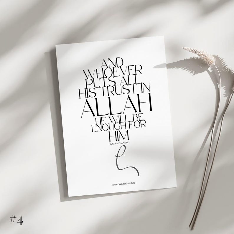 Puede incluir: Impresi&oacute;n tipogr&aacute;fica en blanco y negro con el texto "Y quienquiera que ponga toda su confianza en Allah, &Eacute;l le bastar&aacute;." El texto est&aacute; en un estilo de fuente moderno y est&aacute; centrado en un fondo blanco. La cita es del Cor&aacute;n, sura At-Talaq, vers&iacute;culo 3.