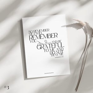 Puede incluir: Arte de pared imprimible en blanco y negro con una cita del Cor&aacute;n: "Acu&eacute;rdate de M&iacute;: Yo me acordar&eacute; de ti. Y s&eacute; agradecido conmigo y no me niegues."  Al Baqarah 2:152
