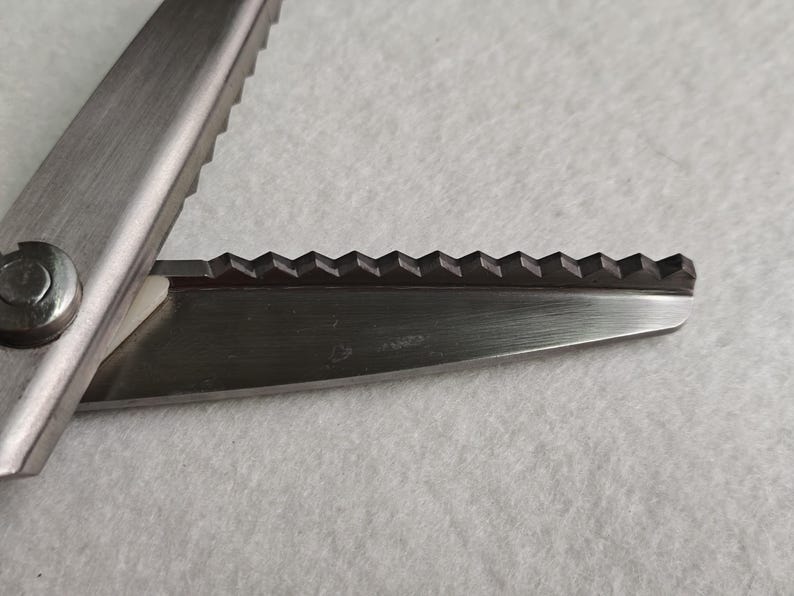 Kearing Pinking Shears : Lightweight Plastic Handle Scissors for Fabric ...