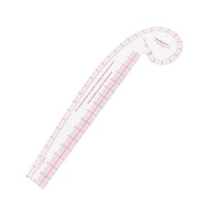 Puede incluir: Una regla de costura curva transparente con líneas de cuadrícula rojas y marcas de medición. La regla tiene un extremo redondeado con un agujero y el texto "KEARING RULER". Diseñada para la creación de patrones y la confección de prendas.