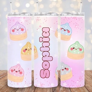 以下が含まれることがあります： 蓋とストローが付いた3つの円筒形タンブラー。淡いピンクのグラデーション背景に、白い星と、竹の蒸し器に入ったキラキラした笑顔の餃子のキャラクターが描かれています。中央のタンブラーにはピンクの文字でSophiaと書かれています。