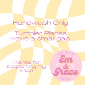 Puede incluir: Gr&aacute;fico digital con un fondo a cuadros amarillos y blancos. El texto de la imagen dice "Handwash Only", "Tumbler Plates Have a small gap" y "Thanks for supporting my shop". Tambi&eacute;n hay un logotipo rosa con las palabras "Em & Grace Boutique".