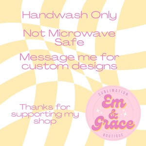 以下が含まれることがあります： ピンクと黄色の市松模様の背景に、「Handwash Only、Not Microwave Safe、Message me for custom designs、Thanks for supporting my shop」というテキストが書かれています。ピンクの円の中に、両側に白い星が1つずつあり、「Sublimation Em & Grace Boutique」というテキストが書かれています。