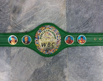 Może przedstawiać: Zielony skórzany pas mistrzowski World Boxing Council (WBC) ze złotą klamrą. Pas posiada centralny emblemat ze słowami "World Champion" i logo WBC oraz portrety bokserów.