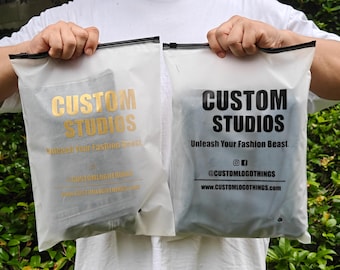 Sacchetti con cerniera satinati personalizzati con logo: plastica riciclabile, imballaggio per abbigliamento