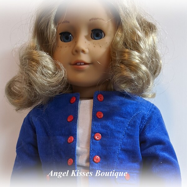 Four-Piece Automne et Tenue d'hiver; Veste corduroy bleue avec la jupe plissée rouge de plaid adapte la fille américaine ou les poupées semblables de 18 pouces