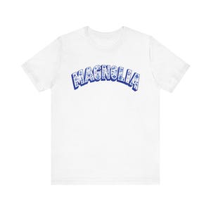 Magnolia Neighborhood Seattle Floral Letter Tee - Camiseta de manga curta unissex, camiseta com estampa de flores, blusa com estampa botânica, Pacífico