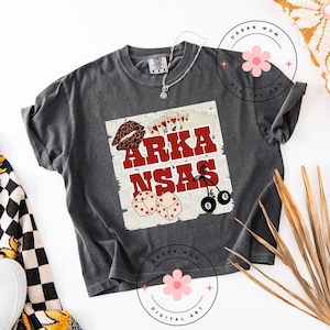 Arkansas Western PNG | Sublimação de estilo cowgirl retrô de Vegas | Design de lábios de leopardo, dados e cartas de baralho | Gráfico de download digital