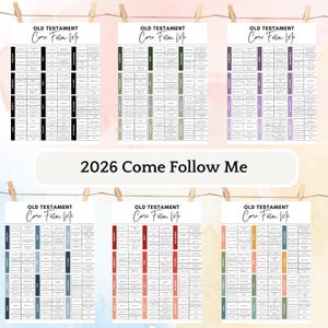 Może przedstawiać: Sześć kolorowych kalendarzy Starego Testamentu "Come Follow Me" na rok 2026. Każdy kalendarz ma inny schemat kolorów, z miesiącami i odniesieniami do Pisma Świętego. Kalendarze są wyświetlane na jasnym tle z drewnianymi spinaczami.