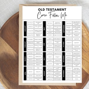 Könnte beinhalten: Ein schwarz-weißer Alttestament-Kalender mit dem Text "Come Follow Me". Der Kalender ist nach Monaten geordnet, mit Daten und entsprechenden Bibellesungen, die in jeder Box aufgeführt sind. Der Kalender ist auf einer cremefarbenen Karte gedruckt.