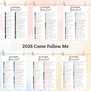 Könnte beinhalten: Sechs Altes Testament Lesetabellen für 2026, jede mit einem anderen Farbschema. Die Tabellen sind auf weißem Papier gedruckt und werden von Holzklammern gehalten. Der Text "2026 Come Follow Me" wird darunter angezeigt.