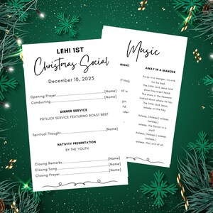 Puede incluir: Dos programas de eventos en papel blanco con texto negro sobre un fondo verde oscuro con decoraciones navideñas. El programa de la izquierda es para una fiesta de Navidad, y el de la derecha tiene la letra de "Away in a Manger".