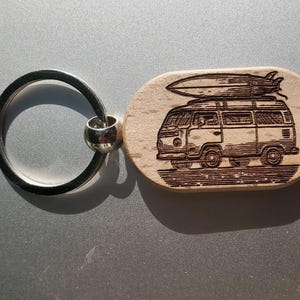 Custom Wooden VW Van Keychain with Surfboard – Personalized Back – Retro Camper Gift for Surfer or Vanlife Lover