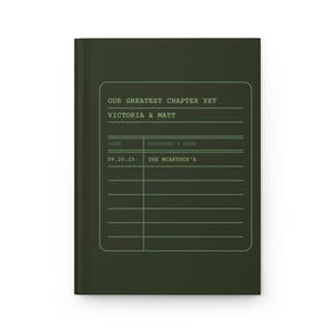 Libro de votos matrimoniales personalizable "Nuestro mejor capítulo hasta la fecha" (Verde oscuro)